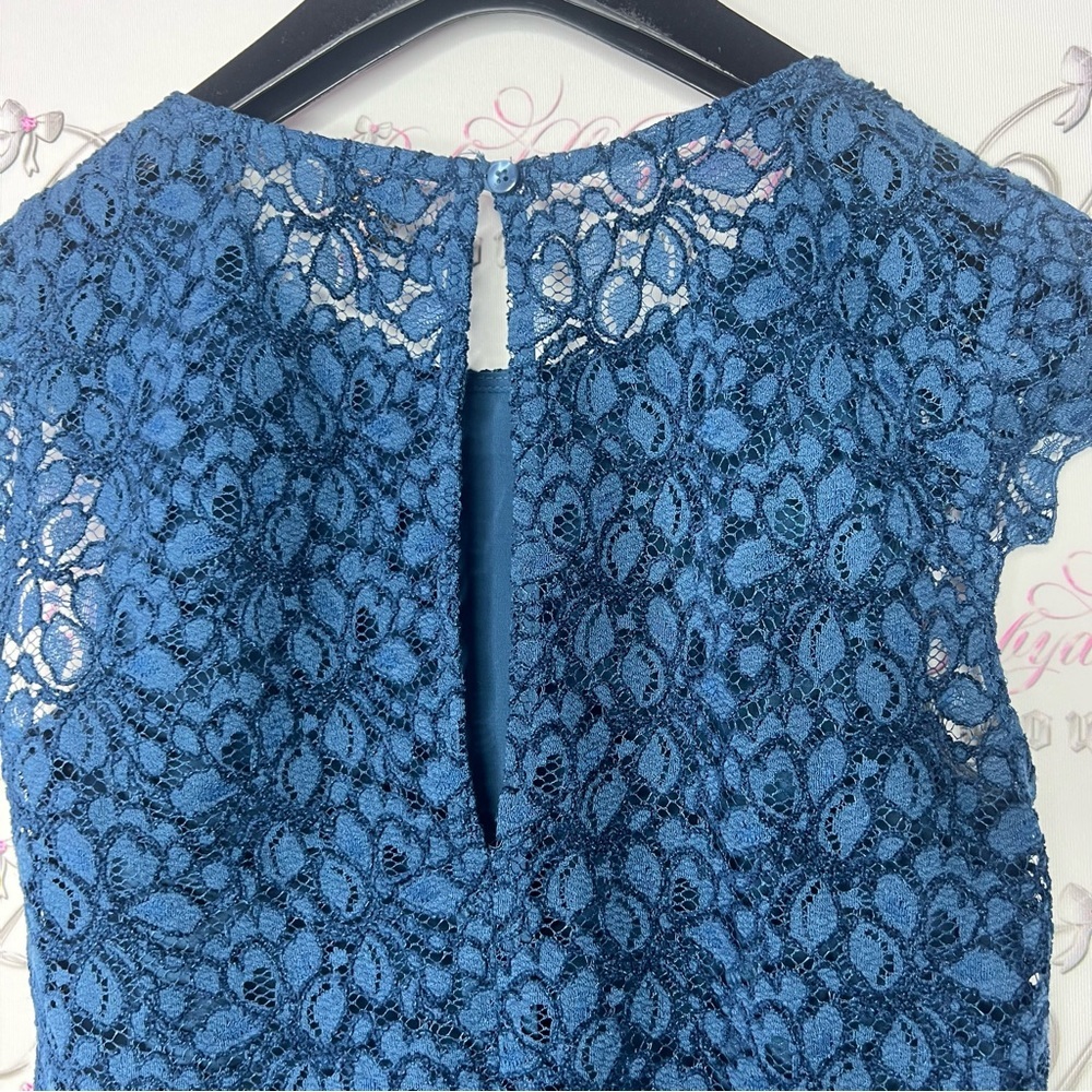 Talula Aritzia tank top lace navy blue keyhole opening tshirt tank top shirt - Picture 4 of 6